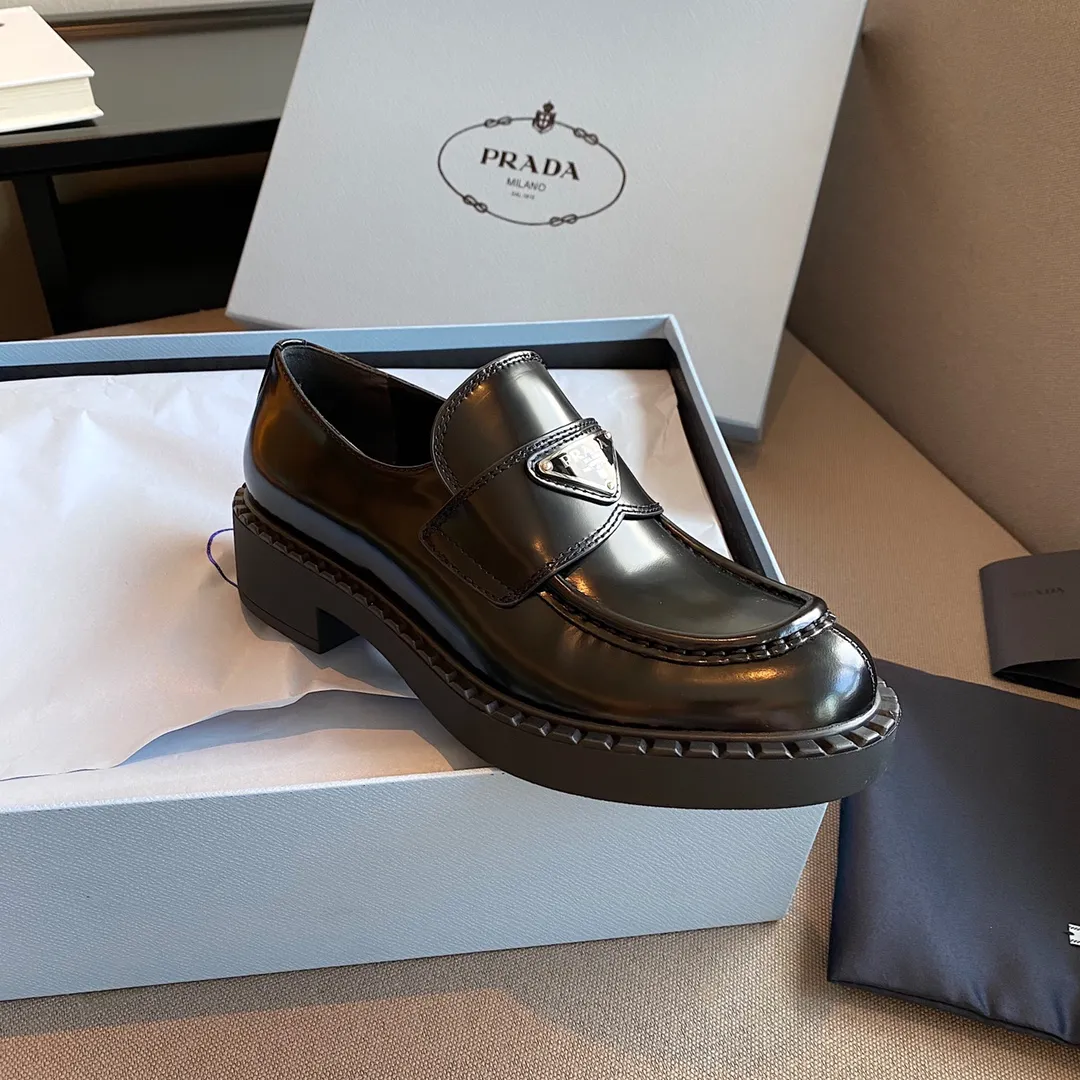 👟👟Ex-factory price 480👟👟 PRADA Prada's 2021 spring and summer upgraded version of the triangular logo Loaf slippers. Compared with last year's old loafers, the triangle logo of this one has been changed to silver, and a gear print design has been added to the welt. It feels more delicate and fashionable! The thick-soled design can add a lot of height to your feet!  Purchase the original, disassemble and reproduce it to restore the authentic taste. The top purchasing version!  qThe upper is made of original open-edge beaded cowhide, which is super textured. The lining is made of top-grade mixed sheepskin. The ZP molded outsole is non-slip and wear-resistant. The code number is 35-41.